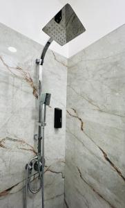 een douche met licht in de badkamer bij Keope Urban Suite in Catania