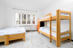 Benedikt City Center Hostel客房内的一张或多张床位