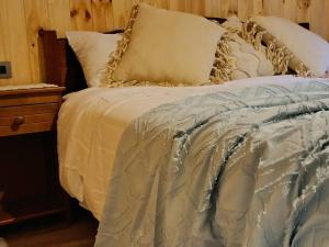 เตียงในห้องที่ Cabaña Entre Arrayanes Número 2
