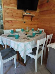 una mesa con tazas azules y platos en ella en Cabaña Entre Arrayanes Número 2, en Puerto Montt