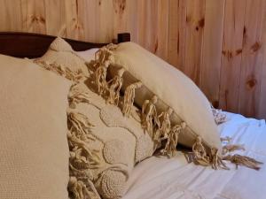 เตียงในห้องที่ Cabaña Entre Arrayanes Número 2
