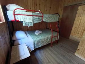 เตียงในห้องที่ Cabaña Entre Arrayanes Número 2