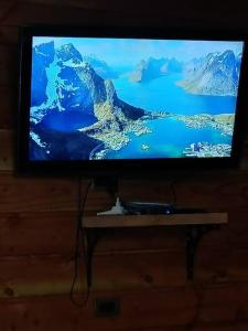 TV de pantalla plana en la parte superior de una mesa en Cabaña Entre Arrayanes Número 2, en Puerto Montt