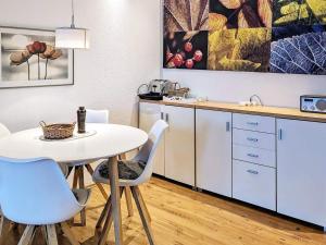 Køkken eller tekøkken på Nice holiday home near the beach