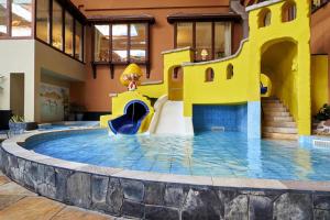 Bazén v ubytování Resort in Germany with Tropical Pool & Lake nebo v jeho okolí