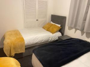 Postel nebo postele na pokoji v ubytování Easystays Baby Mansion Can Sleep 18 + 6 fotografií