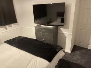 Postel nebo postele na pokoji v ubytování Easystays Baby Mansion Can Sleep 18