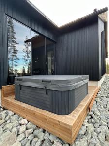 a hot tub on the side of a building at Villa Arctic Trail B - Lapland Escape with Outdoor Hot Tub & Ylläs Ski Passes in Äkäslompolo