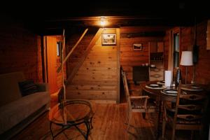 Χώρος καθιστικού στο Rustic Woodland Cabin at Beaverfoot +7 φωτογραφίες