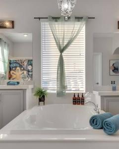 Et badeværelse på Carolina Blue Luxurious NV Retreat