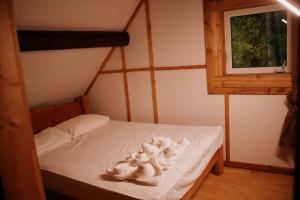 Postel nebo postele na pokoji v ubytování Rustic Basic Cabin at Beaverfoot