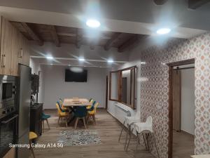 a dining room with a table and chairs in a room at Casa Rural CEPA ALTA DEL HOCILLO in Zamora