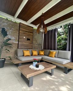 eine Terrasse mit 2 Sofas und einem Couchtisch in der Unterkunft La Vela Luxury in Trogir