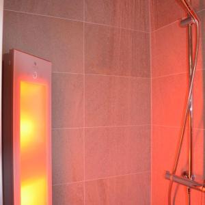 Bilik mandi di De Essenburgh 7-persoons, overdekte hottub en lounge, barrel sauna, sunshower, wifi, omheinde tuin, huisdier vriendelijk