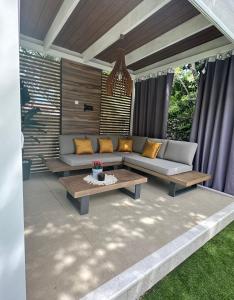 Ein Sitzbereich in der Unterkunft La Vela Luxury