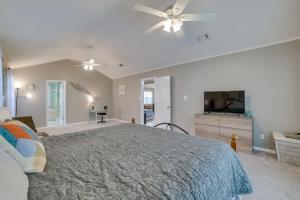 a bedroom with a bed and a ceiling fan at Southern Comfort Oasis in Valdosta +5 photos