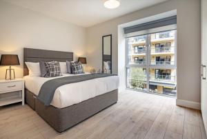 Postel nebo postele na pokoji v ubytování Modern Sandyford Bedroom