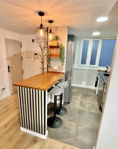 Una cocina con una mesa y sillas de madera. en imak barrio del AVE, en Zaragoza
