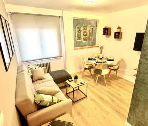 una sala de estar con un sofá y una mesa en imak barrio del AVE, en Zaragoza