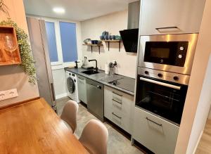 una cocina con fregadero y estufa horno superior en imak barrio del AVE, en Zaragoza 23 fotos más