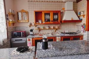 Η κουζίνα ή μικρή κουζίνα στο Flowers House Appartamento a Quartu S Elena