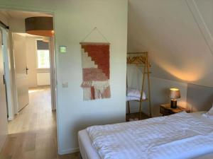a bedroom with a bed and a painting on the wall at Het Belegh van Groll 5-persoons in Lievelde