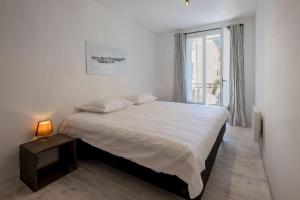 Postel nebo postele na pokoji v ubytování DUPLEX apartment centre Céret terrace with view