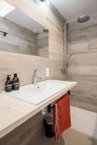 Koupelna v ubytování DUPLEX apartment centre Céret terrace with view + 24 fotografií