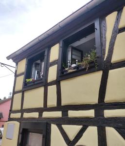 Tòa nhà nơi nhà nghỉ dưỡng tọa lạc