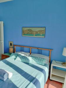 a blue room with a bed and a blue wall at CasaAzul in Sperlonga