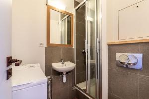 Le Mirador - Immodreams - Avoriaz في أفورياز: حمام صغير مع حوض ودش