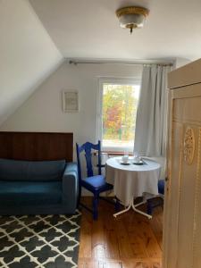 a living room with a table and a couch at Ciao Italia in Gdynia