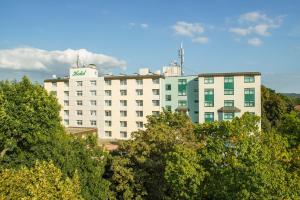 ein großes weißes Gebäude mit Bäumen davor in der Unterkunft Best Western Plus Hotel Steinsgarten in Gießen