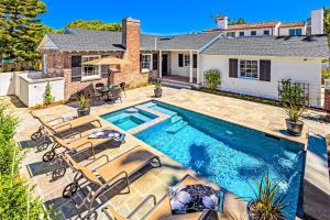 - une piscine dans l'arrière-cour d'une maison dans l'établissement Las Palmas Escape, à San Diego