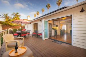 un patio avec une table et des chaises sur une terrasse dans l'établissement Las Palmas Escape, à San Diego