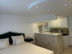 1 dormitorio con 1 cama junto a la cocina en Apartman City Zeleznik, en Belgrado
