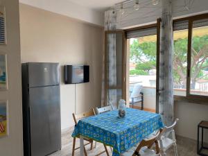 Η κουζίνα ή μικρή κουζίνα στο Catamaran