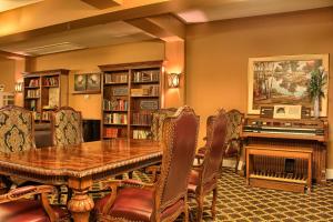 ein Esszimmer mit einem Tisch und einem Klavier in der Unterkunft Grant Hall Hotel in Moose Jaw