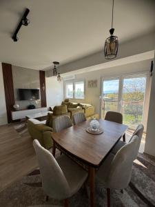 un salon avec une table et des chaises en bois dans l'établissement Miteski Apartment, à Ohrid