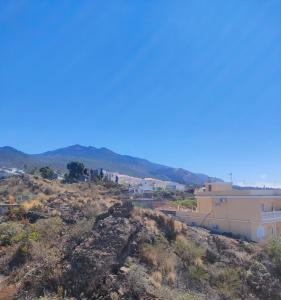 una vista de una colina con edificios en ella en Casa Fama, en El Paso