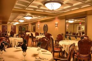 un restaurant avec des tables et des chaises dans une salle dans l'établissement Grant Hall Hotel, à Moose Jaw
