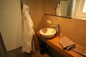 a bathroom with a white sink and a mirror at Het Roodborstje 4-persoons in Lievelde +48 photos