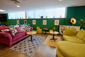 Χώρος καθιστικού στο Holiday Inn - the niu, Loom Manchester North by IHG