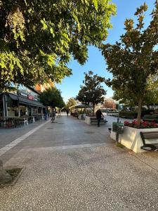 Η γειτονιά γύρω από ή μία γειτονιά κοντά σε αυτό το δωμάτιο σε οικογενειακή κατοικία
