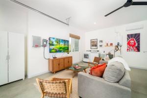 TV a/nebo společenská místnost v ubytování Vista Valley Hideaway