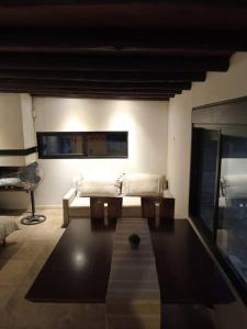 Una sala de estar con un sofá blanco y un televisor. en la casa cuenta con 3 dormitorios, en Ciudad de la Costa 16 fotos más