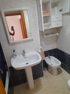 Bilik mandi di APARTAMENTO CON GRAN TERRAZA, PISCINA Y CON VISTAS AL MAR, A SOLO 50 m DE LA PLAYA