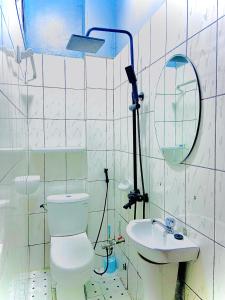 Ένα μπάνιο στο Le grand pré SANTA LUCIA BONAMOUSSADI WIFI ILLIMITÉ FORAGE GROUPE ÉLECTROGÈNE À 50m DE LA ROUTE