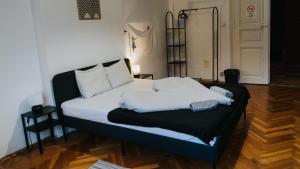 En eller flere senger på et rom på Nap Hostel Pécs