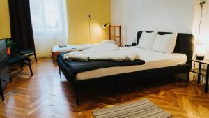 En eller flere senger på et rom på Nap Hostel Pécs